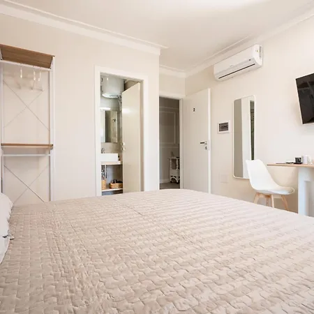 Elegance Calasetta's קאלאסטה